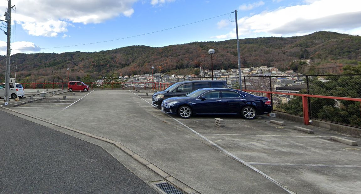 エトワール花山の駐車場