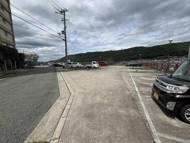 エトワール花山の駐車場