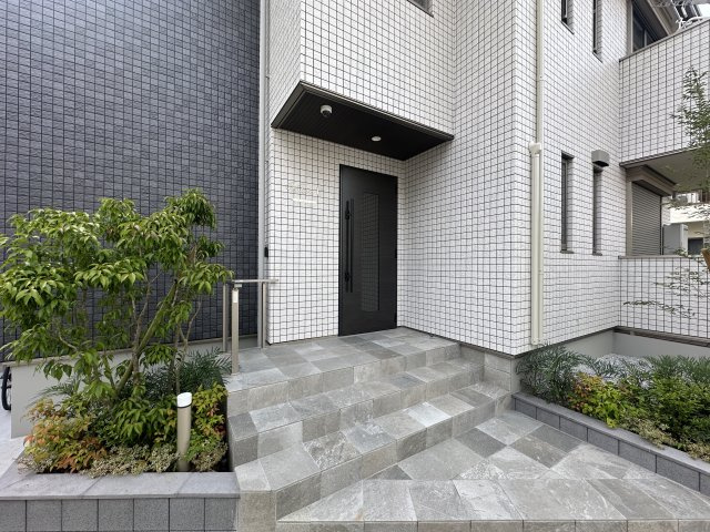 川崎市多摩区登戸のアパートのエントランス