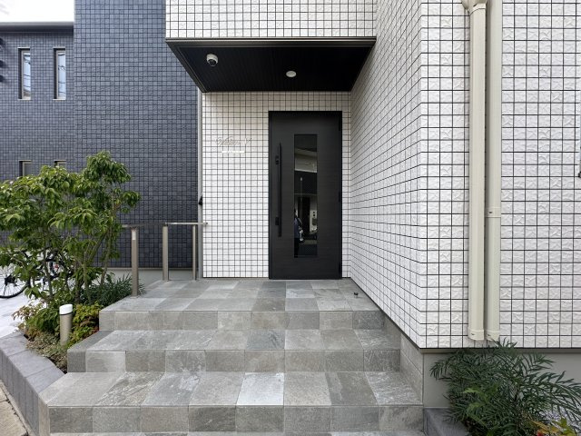 川崎市多摩区登戸のアパートのエントランス