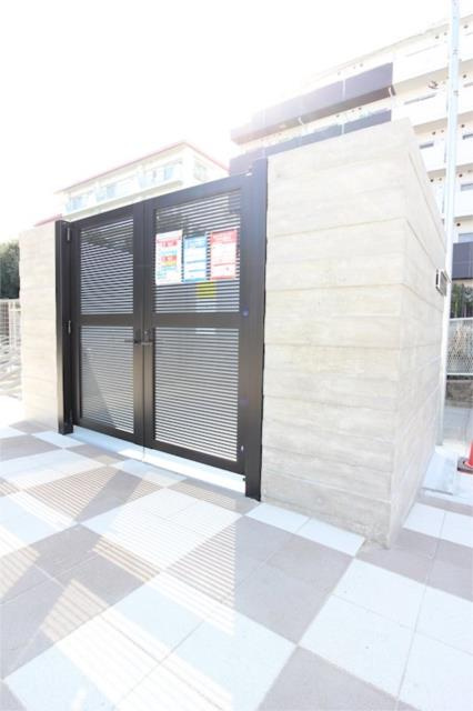 川崎市多摩区生田７丁目の賃貸マンションのエントランス|敷地内ゴミ置き場です♪