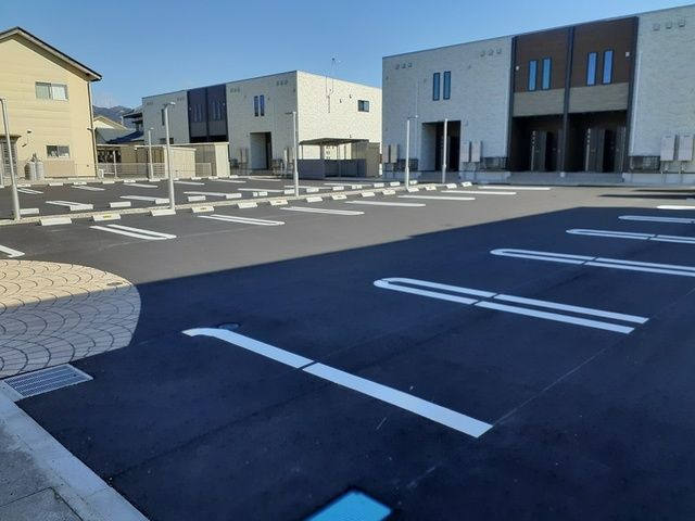 ウェルス　サン　イーストの駐車場