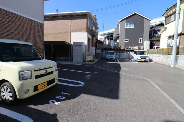 名谷ハイツの駐車場