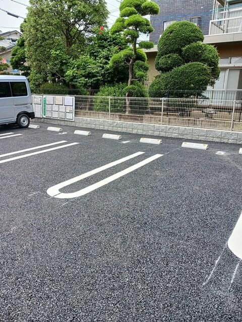 アルクドマーニの駐車場