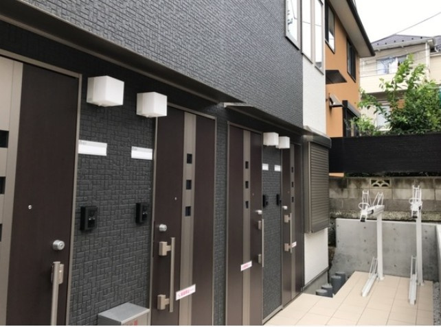 川崎市多摩区三田４丁目のアパートのエントランス