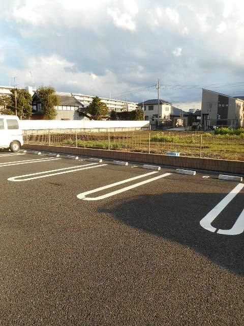 イーストⅡの駐車場