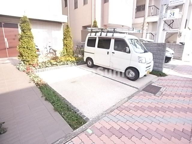 アルファオメガの駐車場