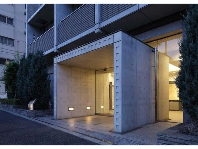 コンフォリア下北沢のエントランス