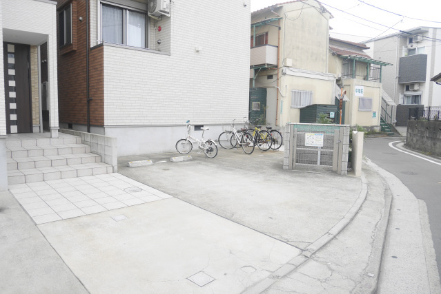 メゾンドバロン諸岡の駐車場