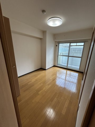クレール西町（南館）の寝室|開放的な寝室です
