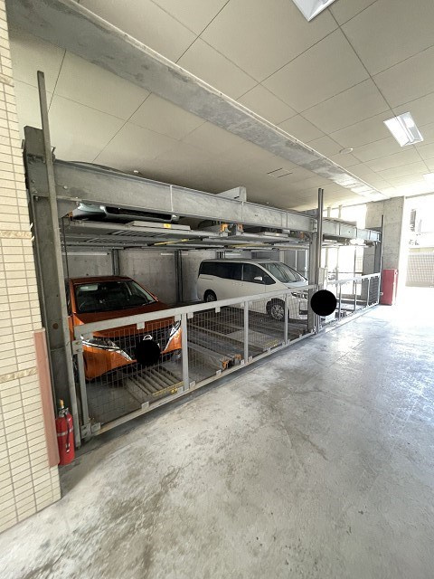 ロイヤル西宮駅前アイシスの駐車場