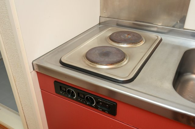 ロフト結城のキッチン|電気コンロが2口あります　※同間取りの106号室のお写真です