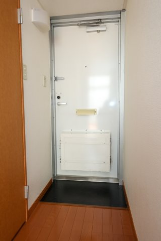 ロフト結城の玄関|玄関ドアには宅配ボックスが付いています　※同間取りの106号室のお写真です