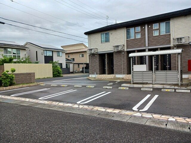 ヴィラ　ラルーチェの駐車場