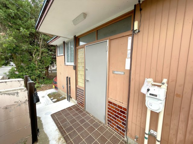東郷貸家の玄関