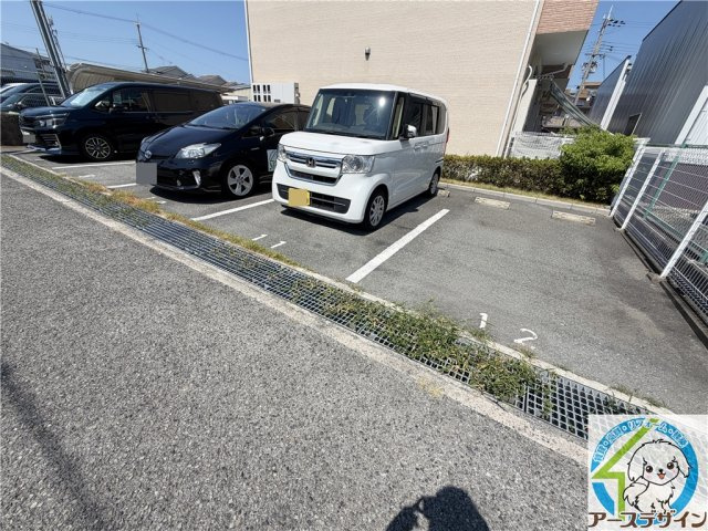 メゾンドオーの駐車場