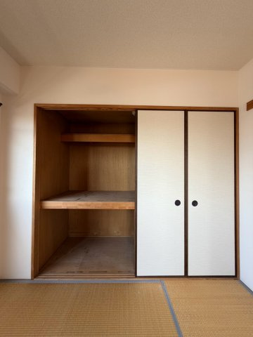 フェルザ南茨木(旧:ラルジュ・リュミエール)の収納