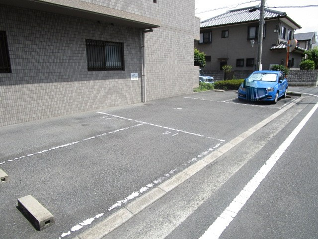 フェルザ南茨木(旧:ラルジュ・リュミエール)の駐車場