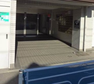 横浜市鶴見区栄町通４丁目の賃貸マンションのエントランス