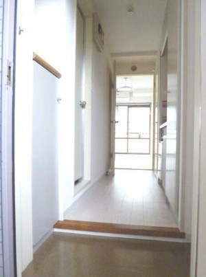 横浜市鶴見区栄町通４丁目の賃貸マンションの玄関