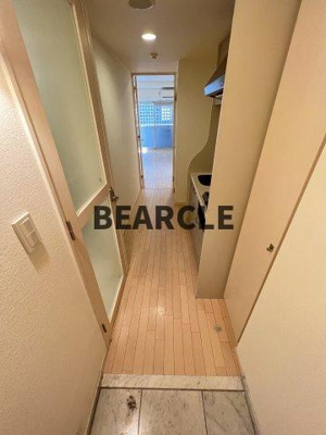 【玄関】 | クリスタルグランツ京都高辻 | 収納もある玄関です
