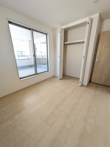 【いわき市泉町滝尻第2】　新築建売　2号棟　＼アクセス良好で県内各所通勤可能♪／の洋室|◆居室の写真です◆　充分な広さの収納を備え、採光良好な洋室は、快適空間。プライベートの時間もゆったりお寛ぎ頂けそうです。

