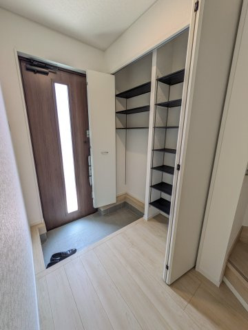 【いわき市泉町第8】　1号棟　※必ずもらえる選べるキャンペーン実施中！の玄関|□■玄関の写真です■□■　
シューズボックスは収納力たっぷりで、整理整頓も楽ちんですね。