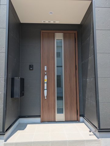 【いわき市泉町第8】　1号棟　※必ずもらえる選べるキャンペーン実施中！の玄関|◆玄関の写真です◆
お洒落な玄関からの外出は気分が良いですね♪　　玄関床タイルは、掃除がしやすく、表面はノンスリップ仕上なので、雨の日 もすべりにくくて安心です。




