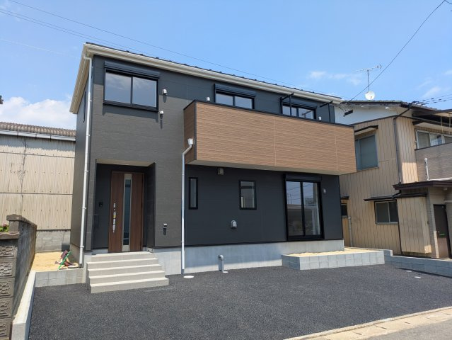 【いわき市泉町第8】　1号棟　※必ずもらえる選べるキャンペーン実施中！の前面道路含む現地写真|◆外壁仕上げ材は窯業系サイディング。裏面に付着した汚れが、雨水によって流れ落ちやすい「防汚機能付きサイディング」を採用。外壁の美しさが長持ちします♪