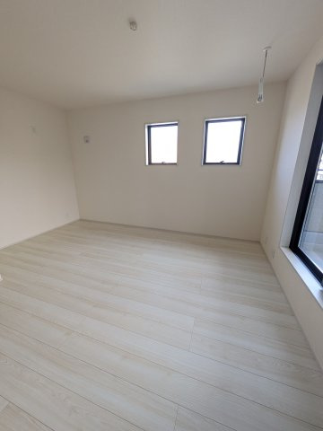 【勿来町窪田町通1丁目第1／1号棟】 新築一戸建て　ファミリークローク付き♪♪の洋室|同施工◆居室の写真です◆　充分な広さの収納を備え、採光良好な洋室は、快適空間。プライベートの時間もゆったりお寛ぎ頂けそうです。

