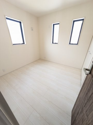 【いわき市錦町江栗1丁目／全5棟／2号棟】　〇開放感のある20帖LDK♪ の洋室|個人の部屋や寝室として使える洋室です