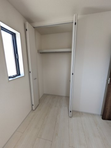 【いわき市錦町江栗1丁目／全5棟／2号棟】　〇開放感のある20帖LDK♪ の収納|◆収納スペースの写真です◆　十分な広さがあるので収納には困りませんね♪　お手持ちの衣類ケースなども置ける大空間で、寝室がスッキリ使えます。