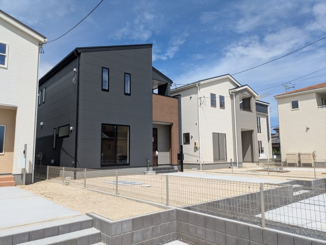 【いわき市錦町江栗1丁目／全5棟／2号棟】　〇開放感のある20帖LDK♪ の前面道路含む現地写真|前面道路含む現地写真です