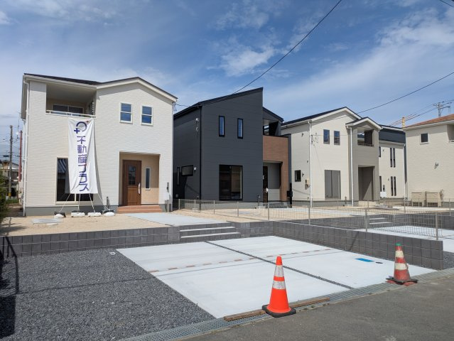 【いわき市錦町江栗1丁目／全5棟／3号棟】　◆必ずもらえる選べるキャンペーン実施中！！の前面道路含む現地写真|同施工◆外観の写真です◆　
過ごす時間が長いからこそ家族との繋がりが感じられるお家！　にぎやかな声で日々の会話も弾む楽しい空間となります。家に帰宅するのがより一層楽しみになりますね♪