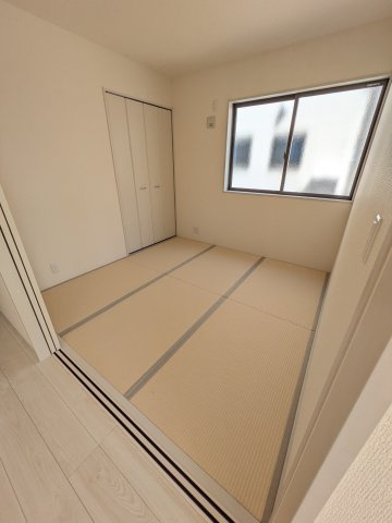 【いわき市錦町江栗1丁目／全5棟／3号棟】　◆必ずもらえる選べるキャンペーン実施中！！の和室|◆和室の写真です◆　お泊りに来た親戚や来客時、ちょっと横になりたい時にあると便利です♪　和の雰囲気が心を落ち着かせてくれますね♪