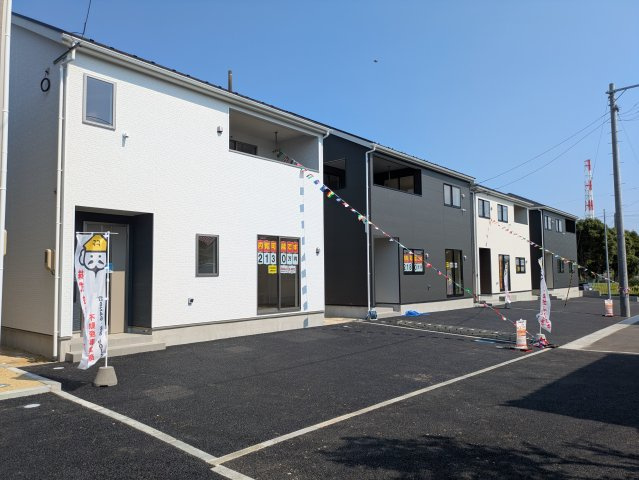 【小名浜第10／全5棟・2号棟】　休日はずっといたくなる家♪♪の前面道路含む現地写真|外壁仕上げ材は窯業系サイディング。裏面に付着した汚れが、雨水によって流れ落ちやすい「防汚機能付きサイディング」を採用。外壁の美しさが長持ちします♪