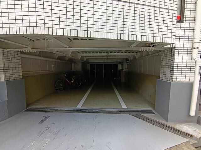 レジデンスオザキの駐車場