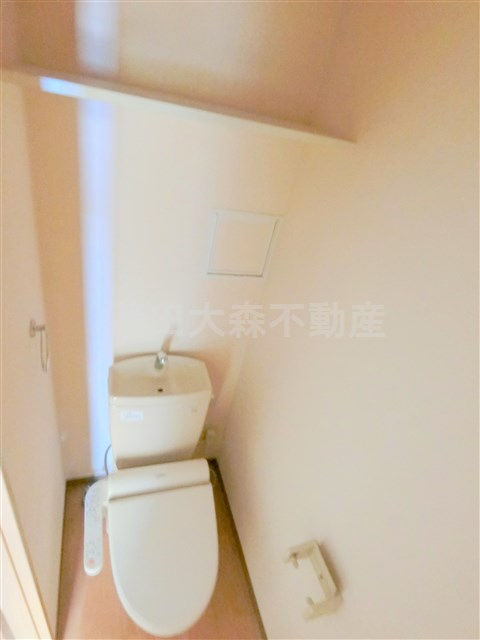 エストゥーディオサナダのトイレ|棚と温水洗浄便座付きトイレ