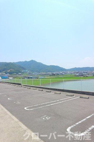ラッキー　Ａの駐車場
