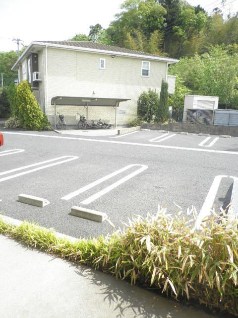 トゥーランドット３の駐車場