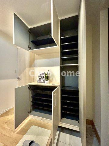 葛飾区四つ木3丁目中古住宅の玄関|【玄関】玄関には大型のシューズクローゼットを設置しておりますのでいつでもスッキリりとした空間を保てます。玄関周りを清潔に使うのはとても大事なことですよね。