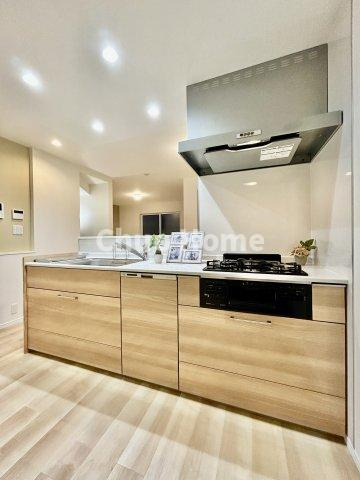 葛飾区四つ木3丁目中古住宅のキッチン|ワイドで収納豊富なシステムキッチン