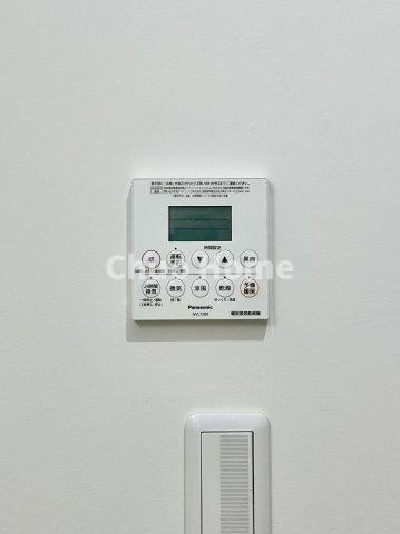 葛飾区四つ木3丁目中古住宅の冷暖房・空調設備|【浴室乾燥機】暖房・冷風・換気・乾燥が可能です。毎日を快適に過ごせるうれしい機能が揃っています。雨の日の洗濯物も安心です。