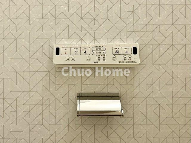 葛飾区四つ木3丁目中古住宅の内装|【ウォシュレット】清潔に使いたいお手洗いには最適な設備です。もちろんウォームレットも標準装備です。
