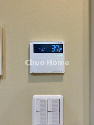 葛飾区四つ木3丁目中古住宅の発電・温水設備|【給湯リモコン】外での一日を忘れさせてくれるオートバス機能でお好みの湯量・温度に調整された浴槽。
