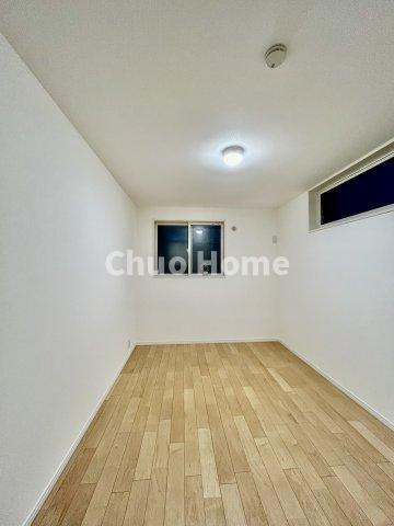 葛飾区四つ木3丁目中古住宅の子供部屋|【子供部屋】お子様を持つ家庭の約6割が「家族や子どものため」に購入を希望。入学後の転校を避け、広い空間でのびのび育てたいなどの親心が、家探しのきっかけになっているようです。