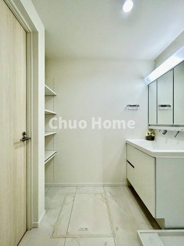 葛飾区四つ木3丁目中古住宅の脱衣所|【洗面所】明るい洗面所は朝をすっきりさせてくれる空間です。バタバタしている忙しい朝でも収納が多い洗面台では短い時間で効率良く支度ができます。