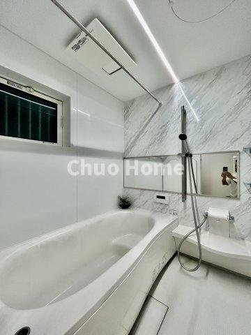 葛飾区四つ木3丁目中古住宅の浴室|【バスルーム】暖房換気乾燥機付きシステムバスルーム。暖房・冷風・換気・乾燥など、毎日を快適に過ごせるうれしい機能が揃っています。雨の日の洗濯物も安心です。