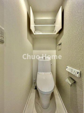 葛飾区四つ木3丁目中古住宅のトイレ|【トイレ】 収納スペースをしっかりと確保した温水洗浄便座機能付きトイレ。温水洗浄便座は清潔にお使いいただくための大切なアイテムです。