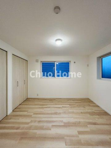 葛飾区四つ木3丁目中古住宅の洋室|【洋室】快適に過ごす条件は、一人ひとり違います。だからこそ飾り過ぎないシンプルな内装と偏り過ぎないデザインで統一しております。居住していく中でオーナー様だけの【マイホーム】に創り上げて下さい
